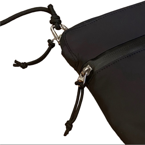 Lululemon Black Patch Logo Crossbody Bag 2.5L Convertible Length Strap - Picture 2 of 10